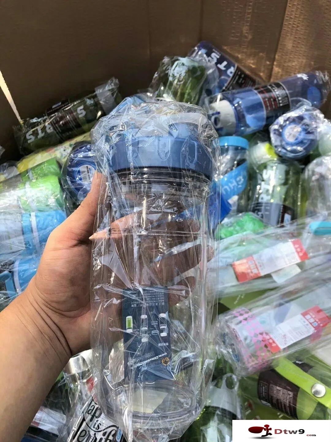 擺地攤賣保溫杯_太空杯_發(fā)光杯_茶葉杯貨源批發(fā)