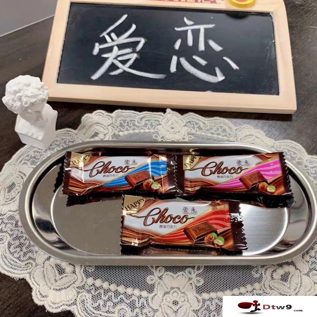 冬季擺地?cái)傎u(mài)食品干貨，年貨網(wǎng)紅零食貨源批發(fā)