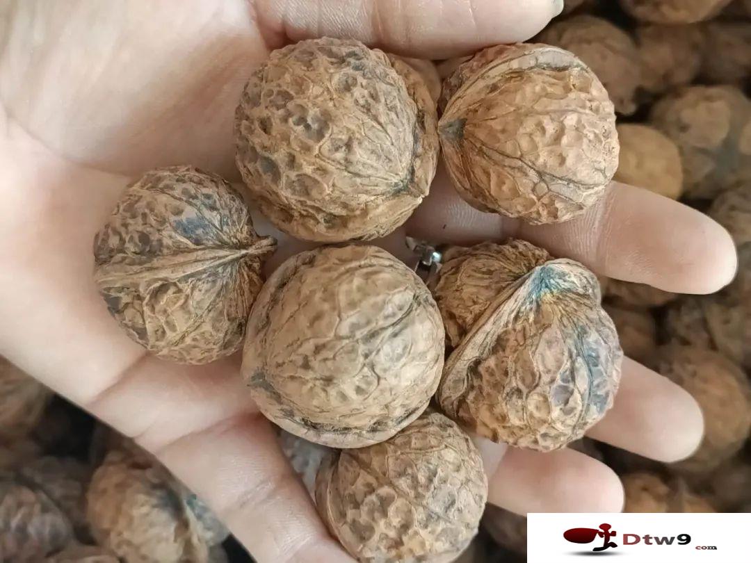冬季擺地?cái)傎u(mài)食品干貨，年貨網(wǎng)紅零食貨源批發(fā)