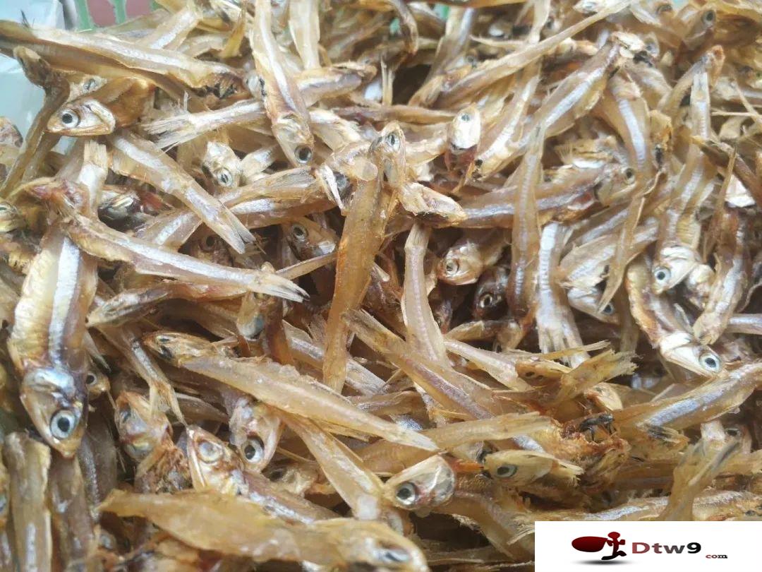 冬季擺地?cái)傎u(mài)食品干貨，年貨網(wǎng)紅零食貨源批發(fā)