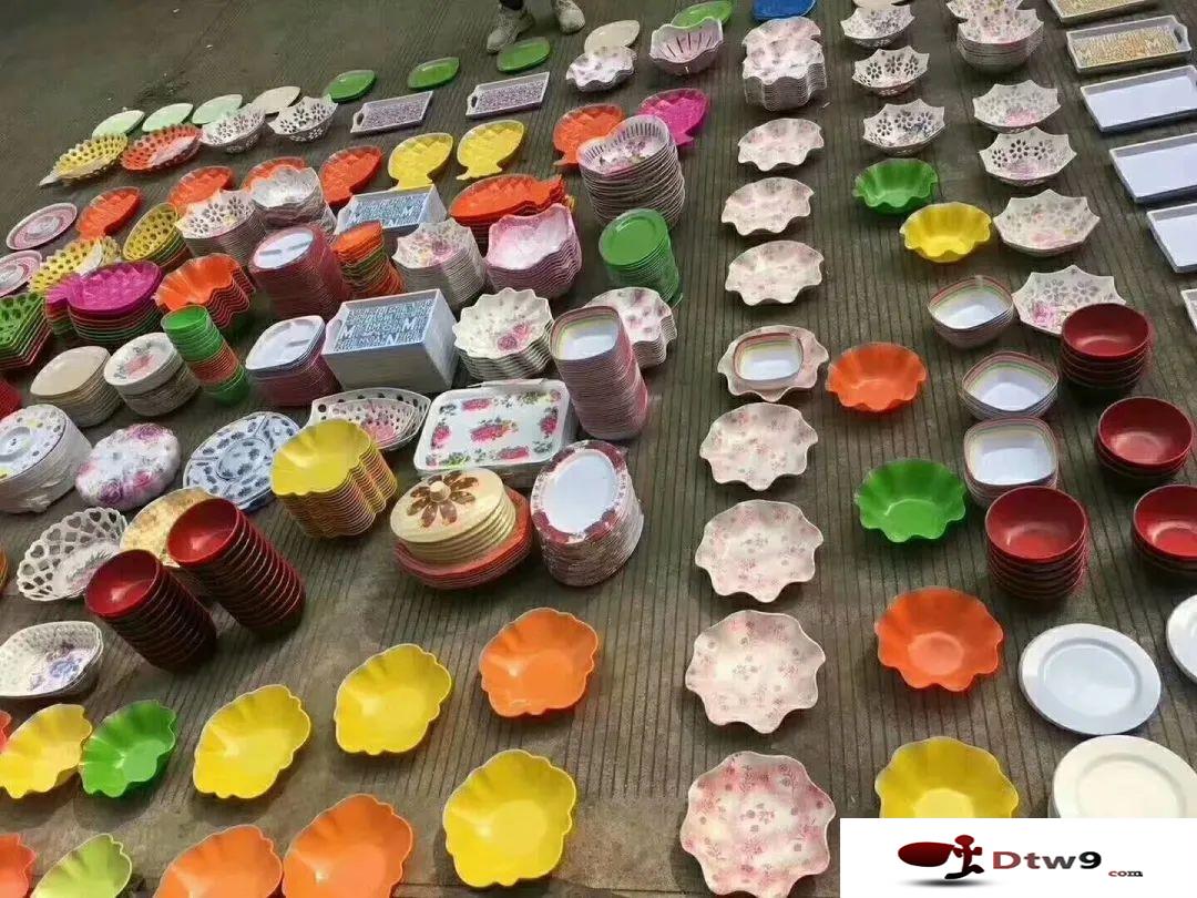 秋天擺地?cái)傎u(mài)什么百貨好賺錢(qián)？椰殼抹布，掛鉤，牛筋梳等2元3元百貨貨源