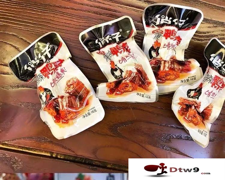 冬季擺地?cái)傎u(mài)食品干貨，年貨網(wǎng)紅零食貨源批發(fā)