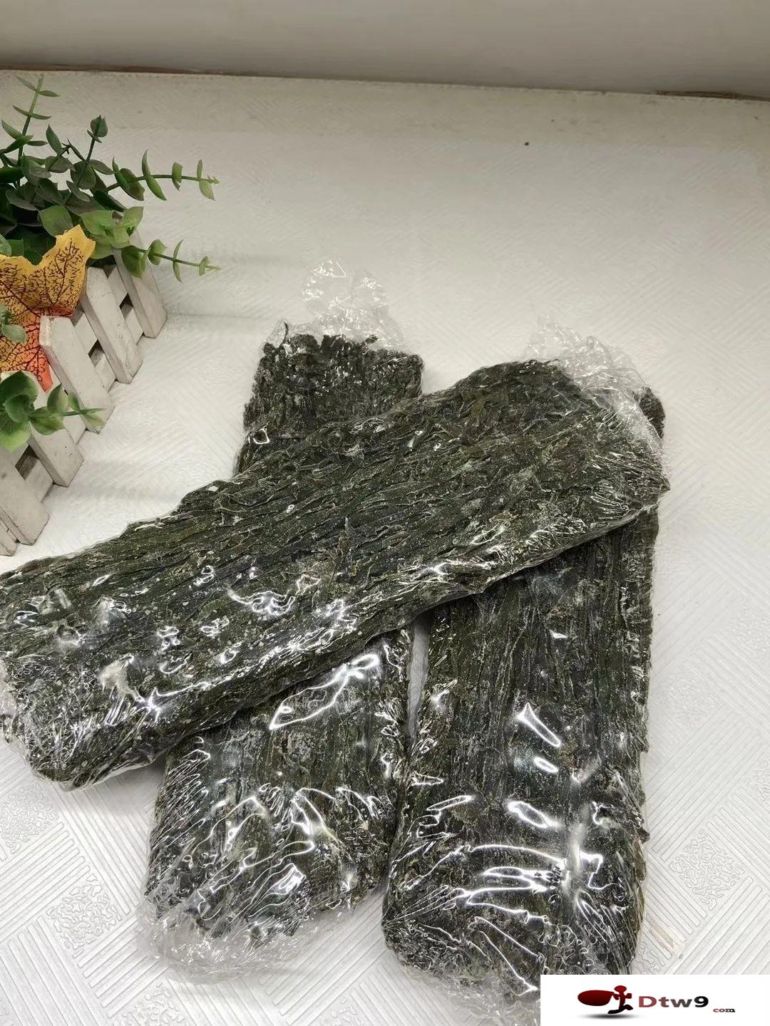 擺地?cái)傎u(mài)食品干貨，黃金薯片，海帶絲，桂圓干貨源批發(fā)