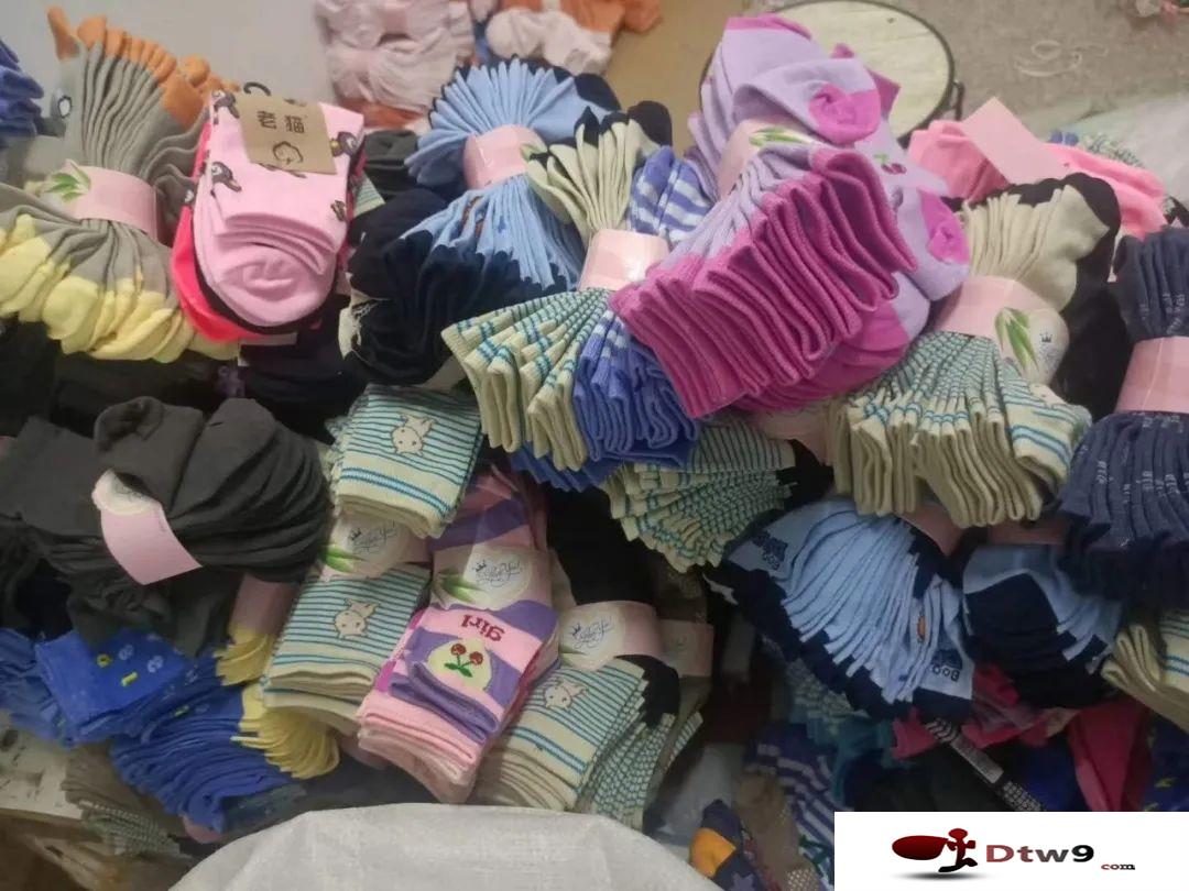 秋冬擺地?cái)傎u襪子貨源批發(fā)，正規(guī)義烏小商品批發(fā)