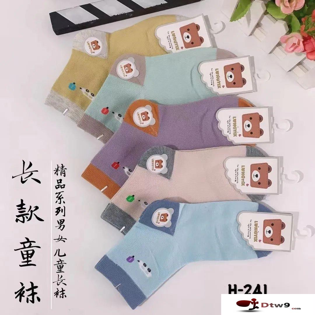秋冬擺地?cái)傎u襪子貨源批發(fā)，正規(guī)義烏小商品批發(fā)
