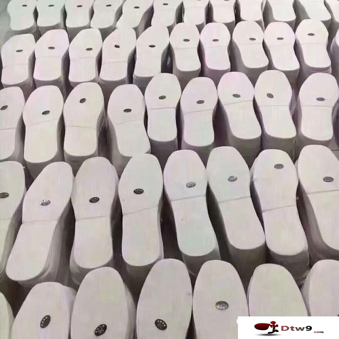 地?cái)傂瑝|貨源批發(fā)，羊毛粘鞋墊，西域羊絨，駝絨鞋墊貨源