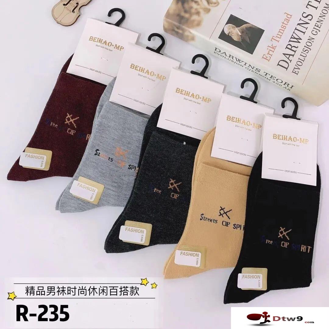 秋冬擺地?cái)傎u襪子貨源批發(fā)，正規(guī)義烏小商品批發(fā)