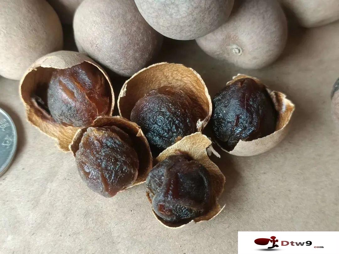 冬季擺地?cái)傎u(mài)食品干貨，年貨網(wǎng)紅零食貨源批發(fā)