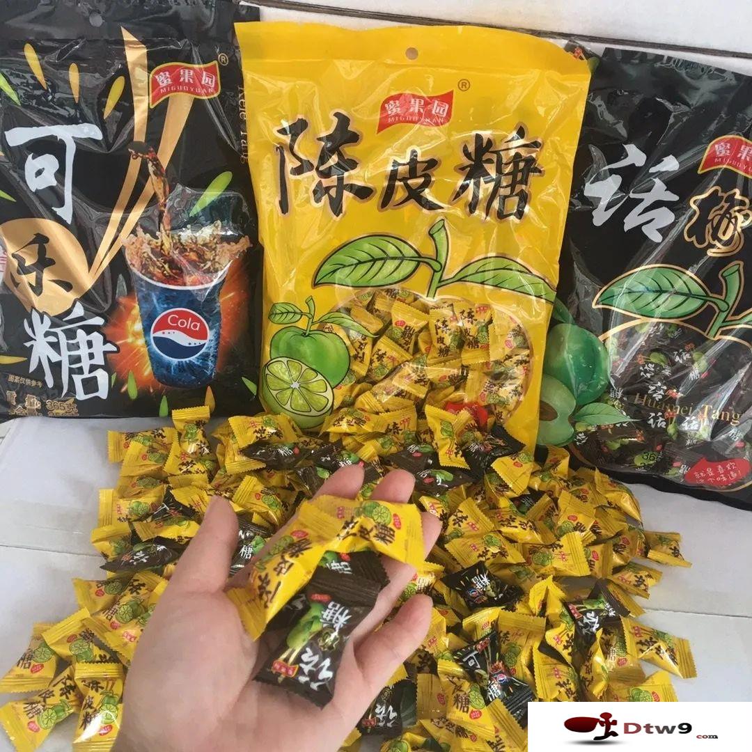 冬季擺地?cái)傎u(mài)食品干貨，年貨網(wǎng)紅零食貨源批發(fā)