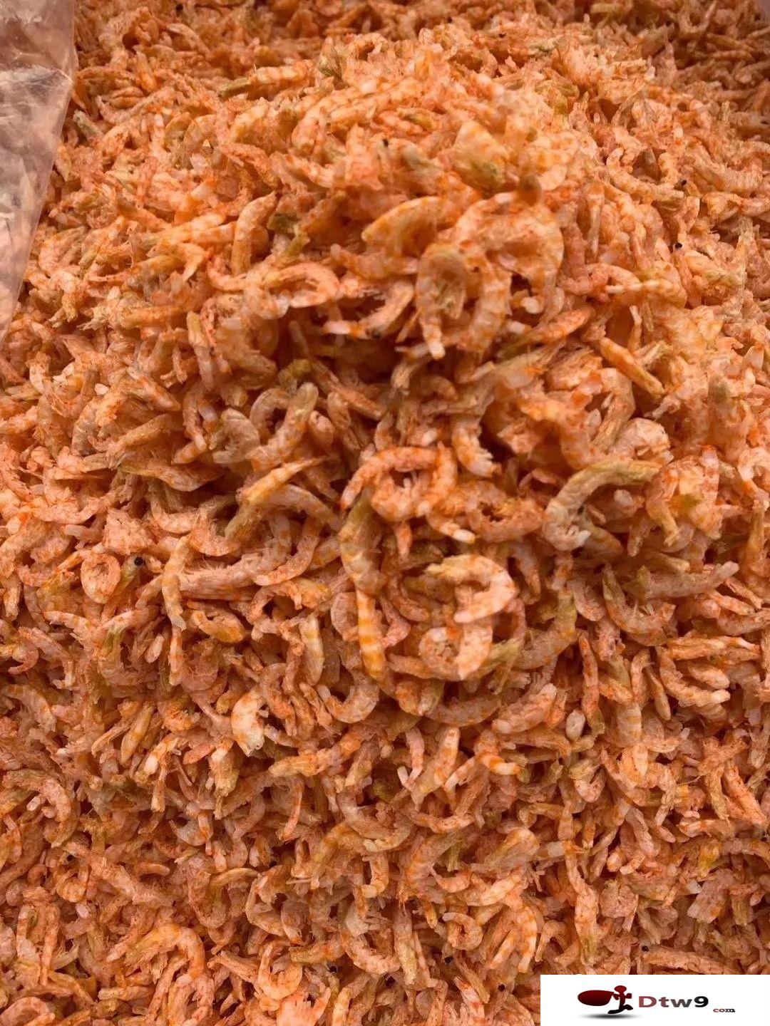 冬季擺地?cái)傎u(mài)食品干貨，年貨網(wǎng)紅零食貨源批發(fā)