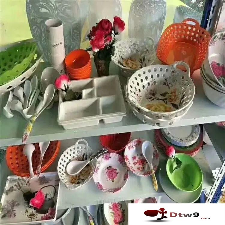 秋天擺地?cái)傎u(mài)什么百貨好賺錢(qián)？椰殼抹布，掛鉤，牛筋梳等2元3元百貨貨源