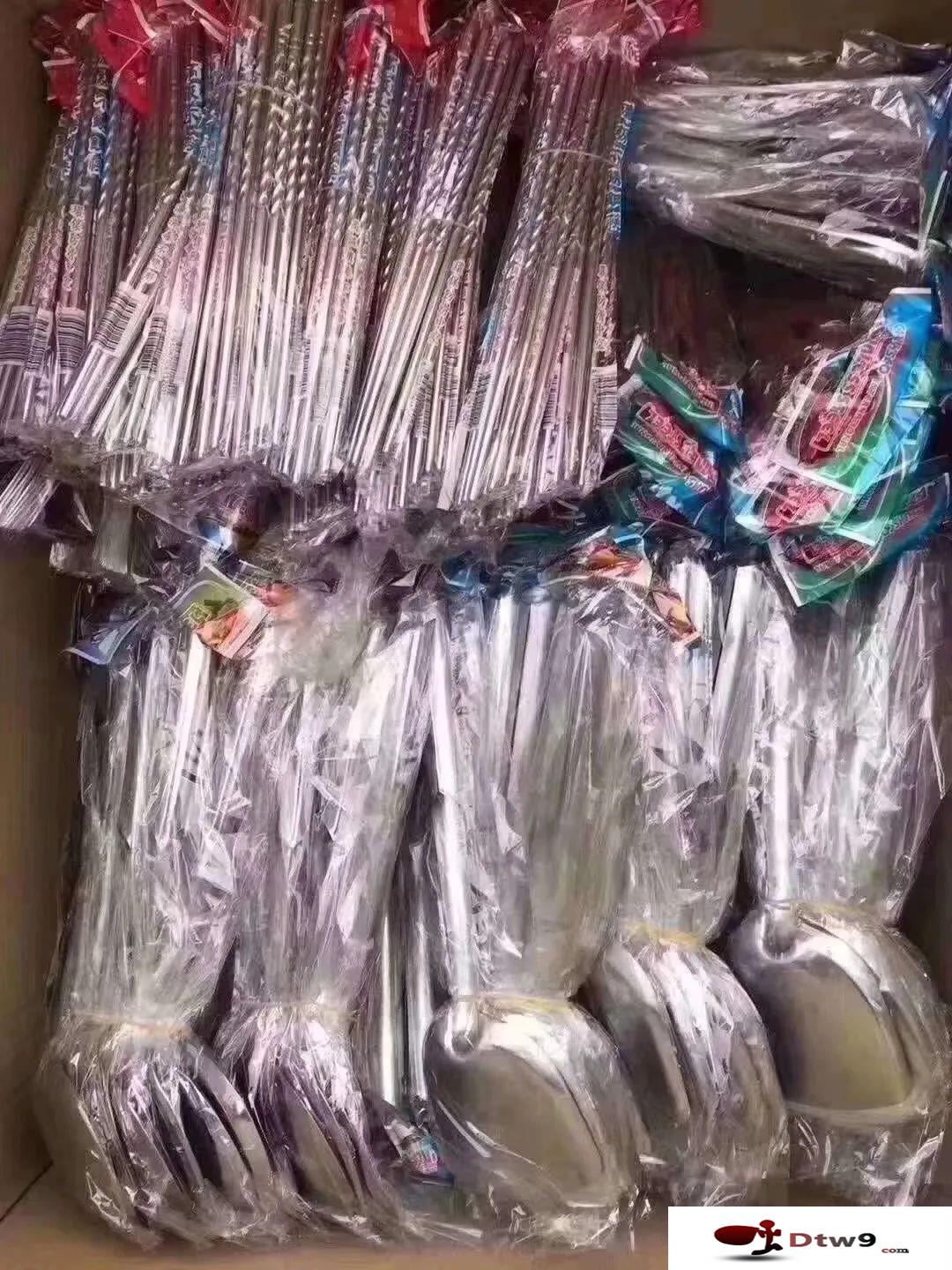 秋天擺地?cái)傎u(mài)什么百貨好賺錢(qián)？椰殼抹布，掛鉤，牛筋梳等2元3元百貨貨源