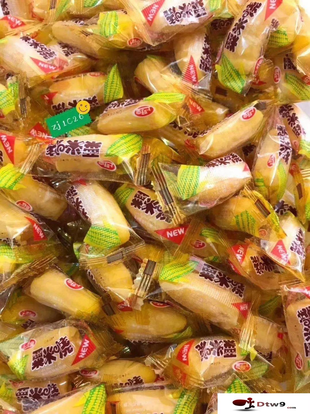 冬季擺地?cái)傎u(mài)食品干貨，年貨網(wǎng)紅零食貨源批發(fā)