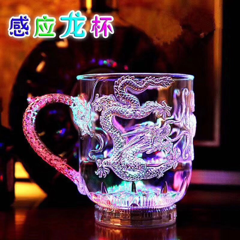義烏快手抖音同款發(fā)光杯貨源，發(fā)光杯是什么材質(zhì)？